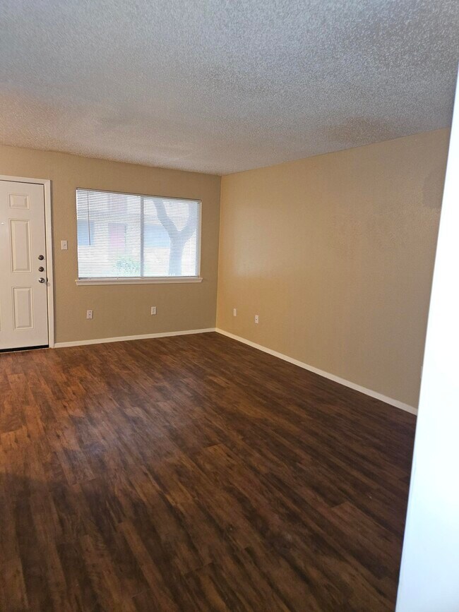 Sala de estar de un dormitorio Kentwood - Parkhill Terrace and Kentwood Apartments