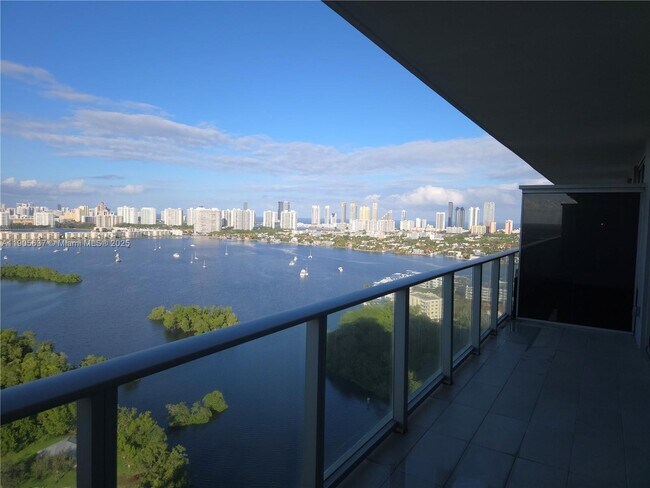 Foto del edificio - 16385 Biscayne Blvd