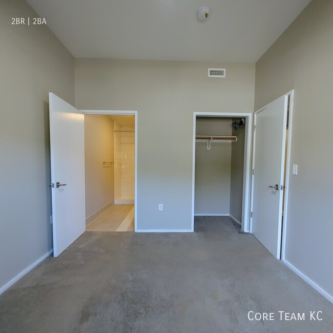 Building Photo - Two bedroom with large patio in Midtown!