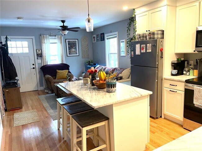 Building Photo - 15 Third School St