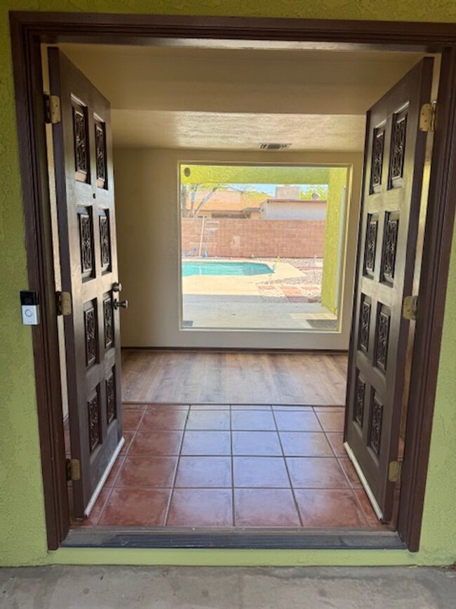 Building Photo - Northwest- 3 bedroom/ 2 bathroom with pool!