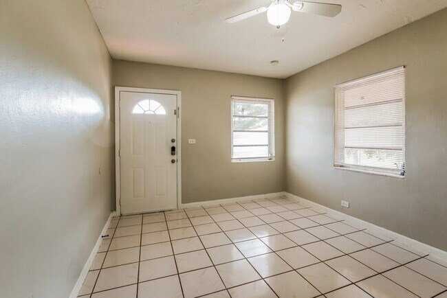 Foto del edificio - 2445 NW 159th St