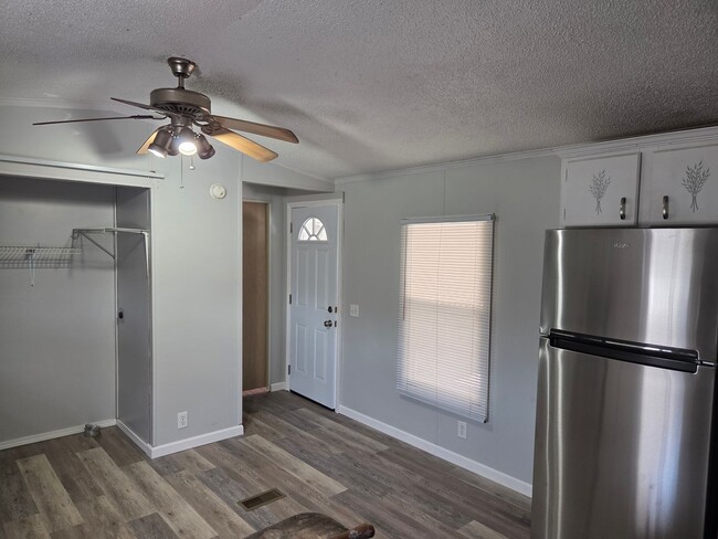 Building Photo - 2 bedroom 1 bathroom mobile home for rent