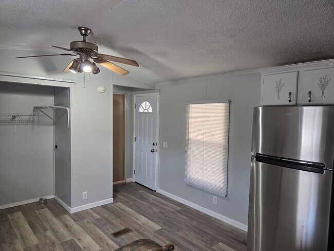 Foto del edificio - 2 bedroom 1 bathroom mobile home for rent