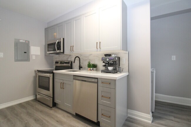 Photo du bâtiment - Stylish 2 Bedroom Apartment – All Utilities & Parking Included – $2,049/month