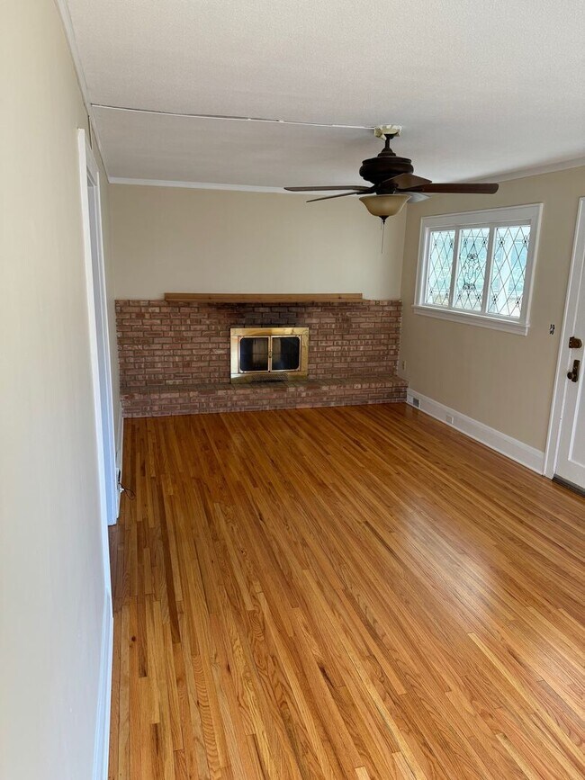 Building Photo - Wayzata Home walking distance to Lake.