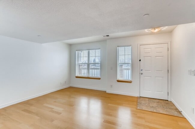 Foto del edificio - Spacious 2 Bedroom for Rent in the Exclusi...