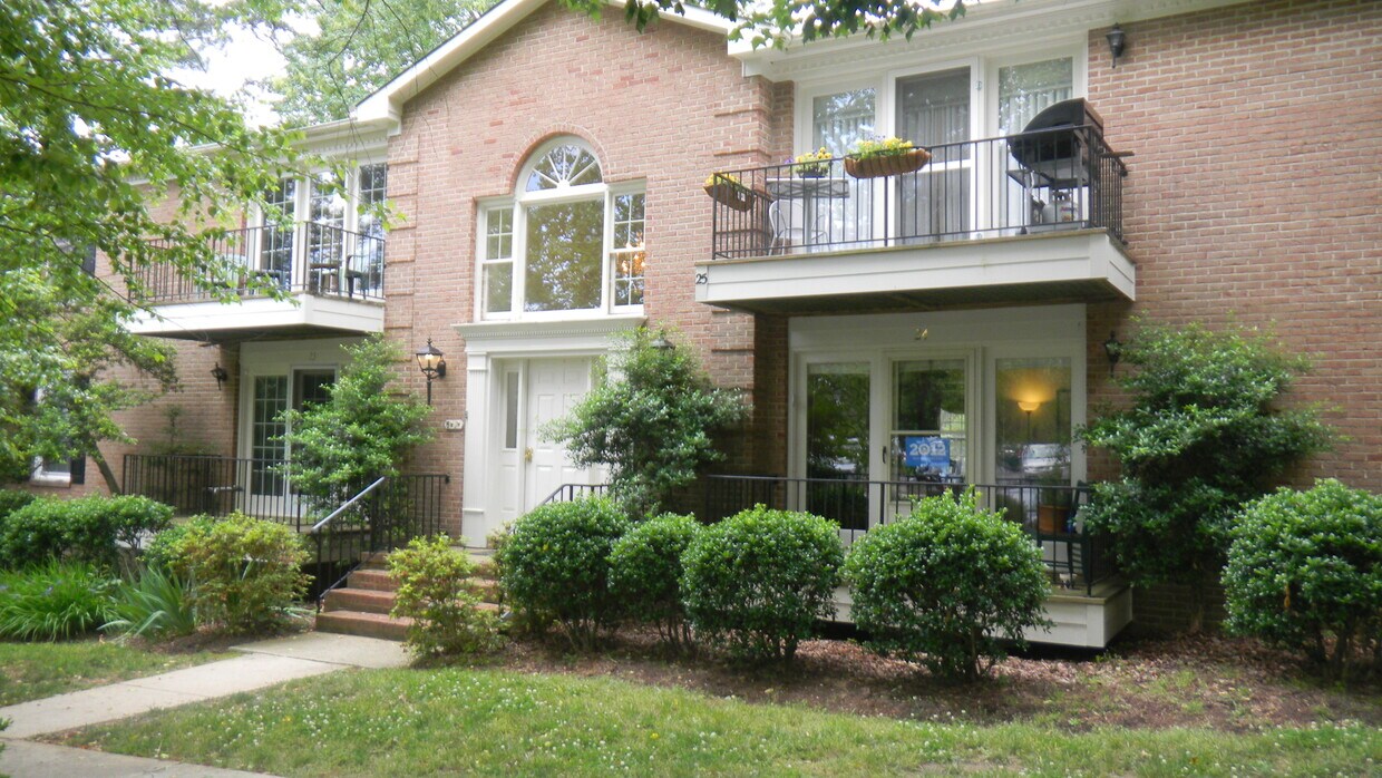 Building Exterior - 1515 E Franklin St