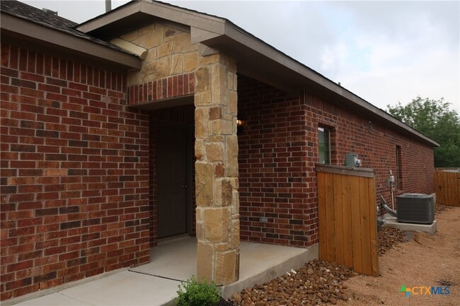 Building Photo - 1239 FM306