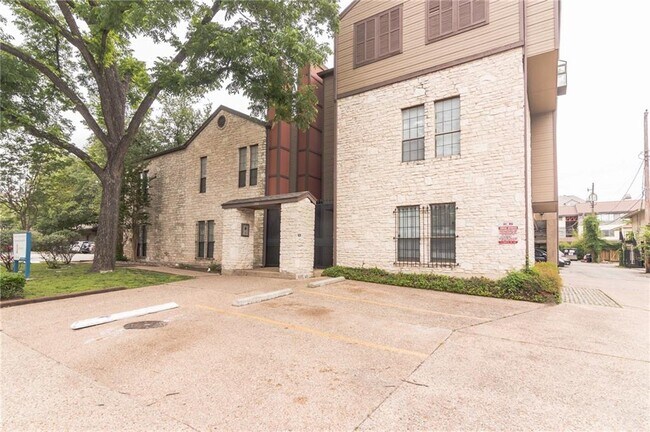 Building Photo - 706 W 24th St
