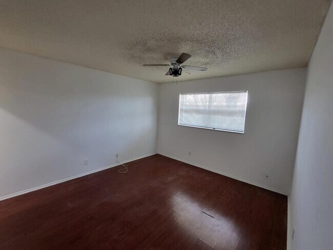 Building Photo - 7960 Colony Cir N