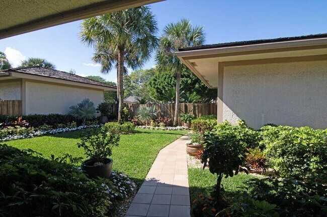 Foto del edificio - 2156 Wightman Dr