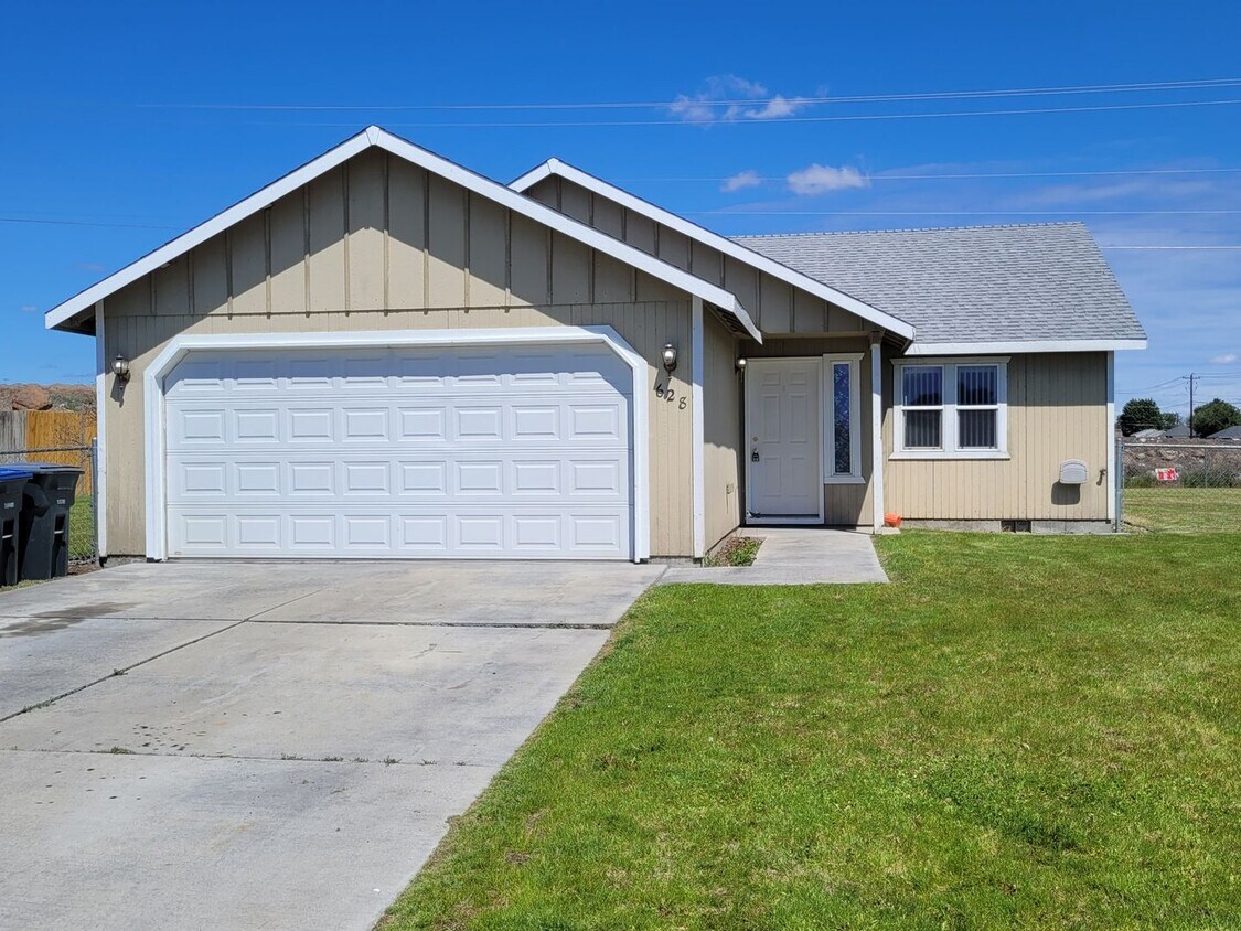 Foto principal - 3 Bedroom/ Double Car Garage/ Fenced Yard