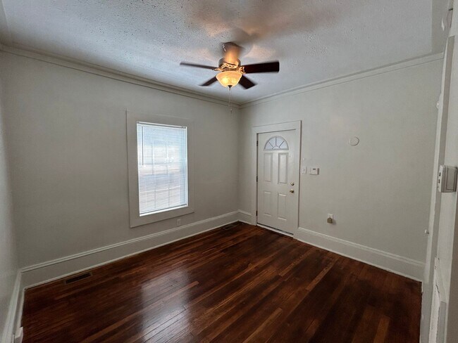 Foto del edificio - 901 Sedgefield St