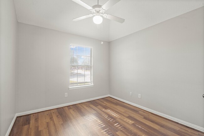 Foto del edificio - 18418 Kenmark Ln