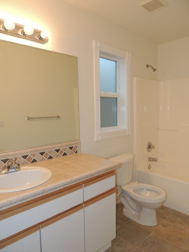 Foto del edificio - Spacious 3-Bedroom End-Unit Townhome in a Charming Cul-de-Sac