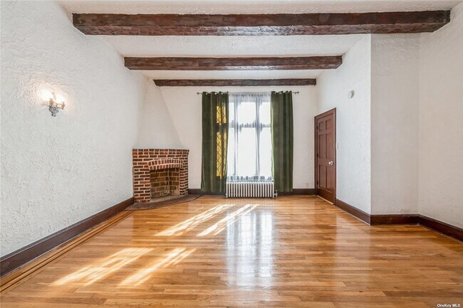 Foto del edificio - 215-25 Murdock Ave