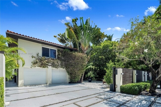 Building Photo - 1111 N Venetian Dr