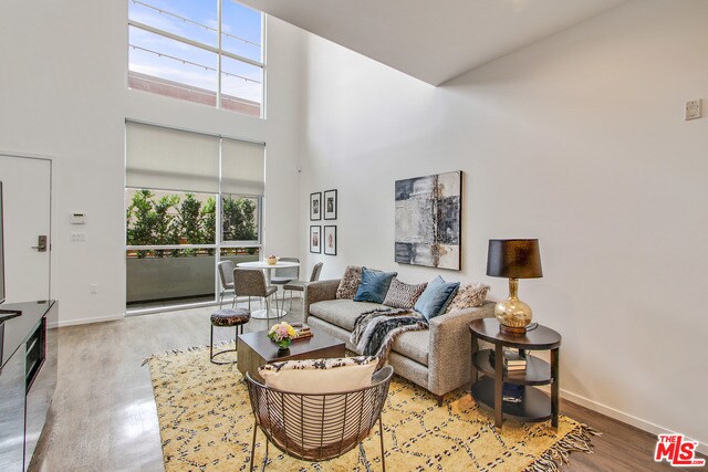 Foto del edificio - 1342 N Hayworth Ave