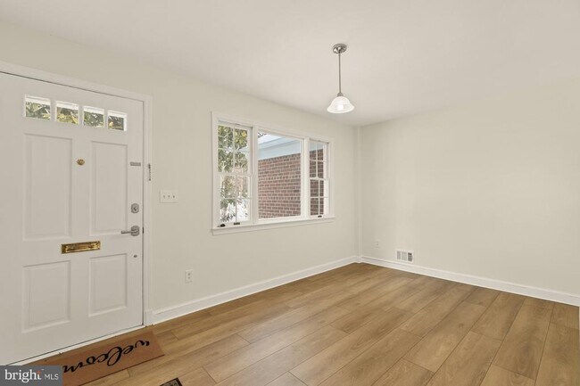 Foto del edificio - 2736 Stephenson Ln NW