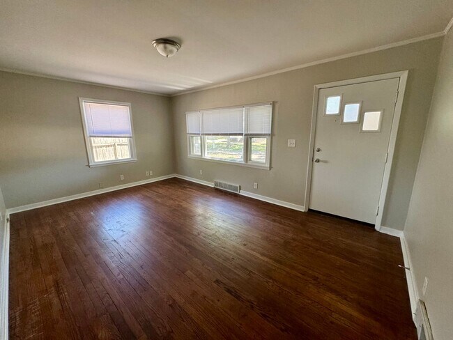 Building Photo - Charming 3 bedroom house close to Wesleyan