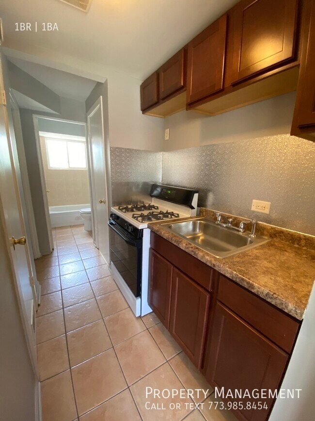 Foto del edificio - Quiet and Secured Corner Apartment 1-block...