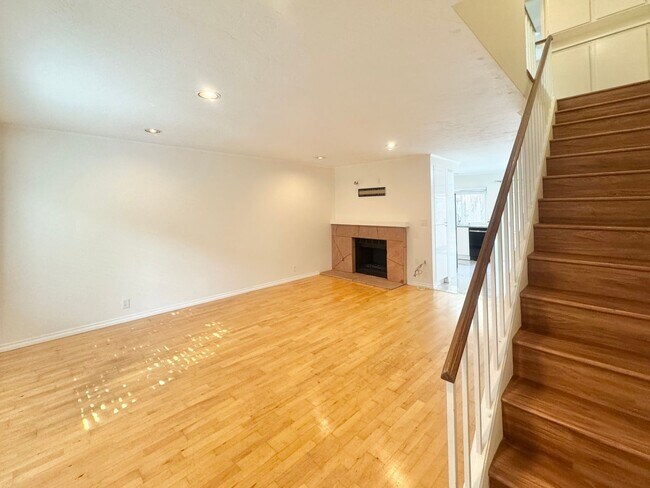 Building Photo - FOR LEASE - Available now!