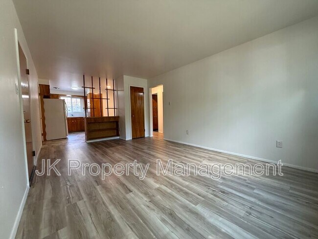 Building Photo - 15 11th St S