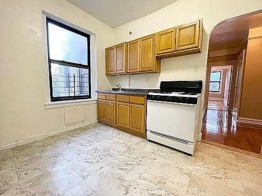 Foto del edificio - 3 bedroom in BRONX NY 10463