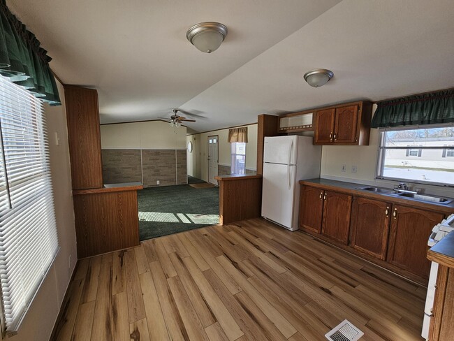 Building Photo - 6 Maple Ln