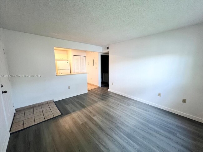 Foto del edificio - 350 Palm Cir W