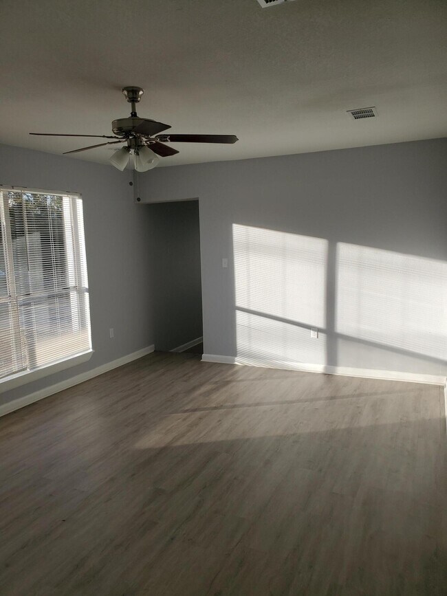 Building Photo - 127 Robinwood Dr SW
