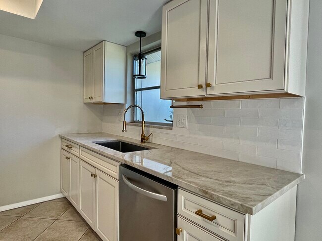 Building Photo - 1943 Sky Dr