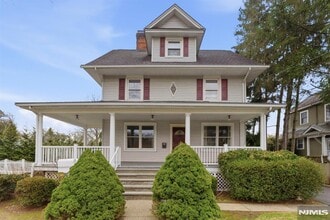 Building Photo - 113 Oak St