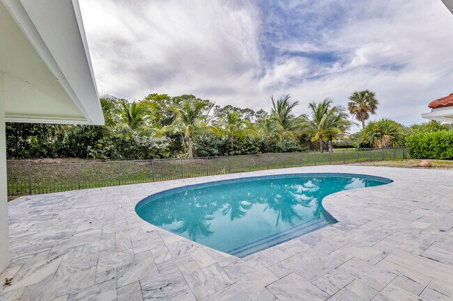Foto del edificio - 5924 Pinebrook Dr