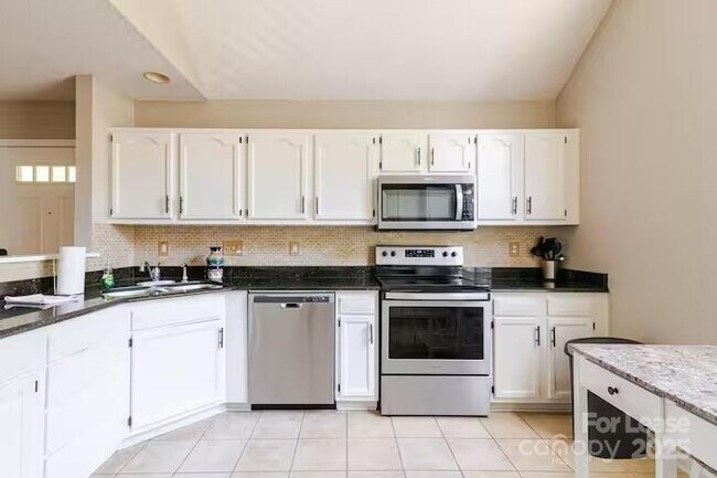 Building Photo - 8263 Southgate Commons Dr