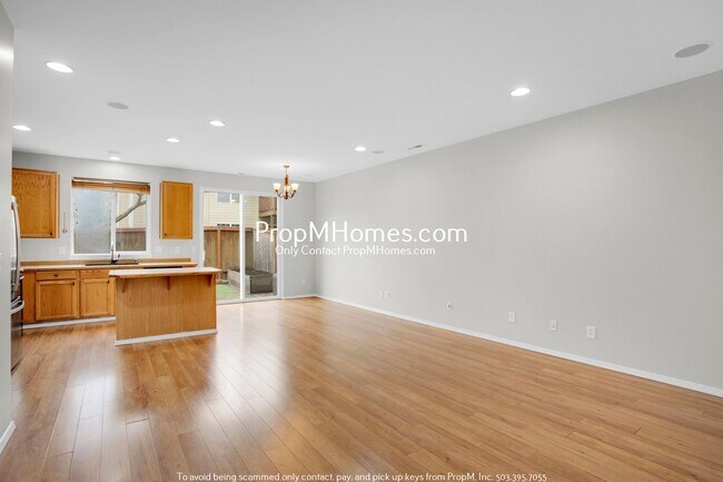 Foto del edificio - Updated Three Bedroom Townhome Near Nike & Intel!