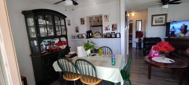 Foto del edificio - Cozy 1 Bed, 1 Bath Duplex A Block From Woodlawn Lake