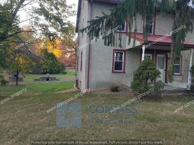 Building Photo - Beautiful Farm House - $2395