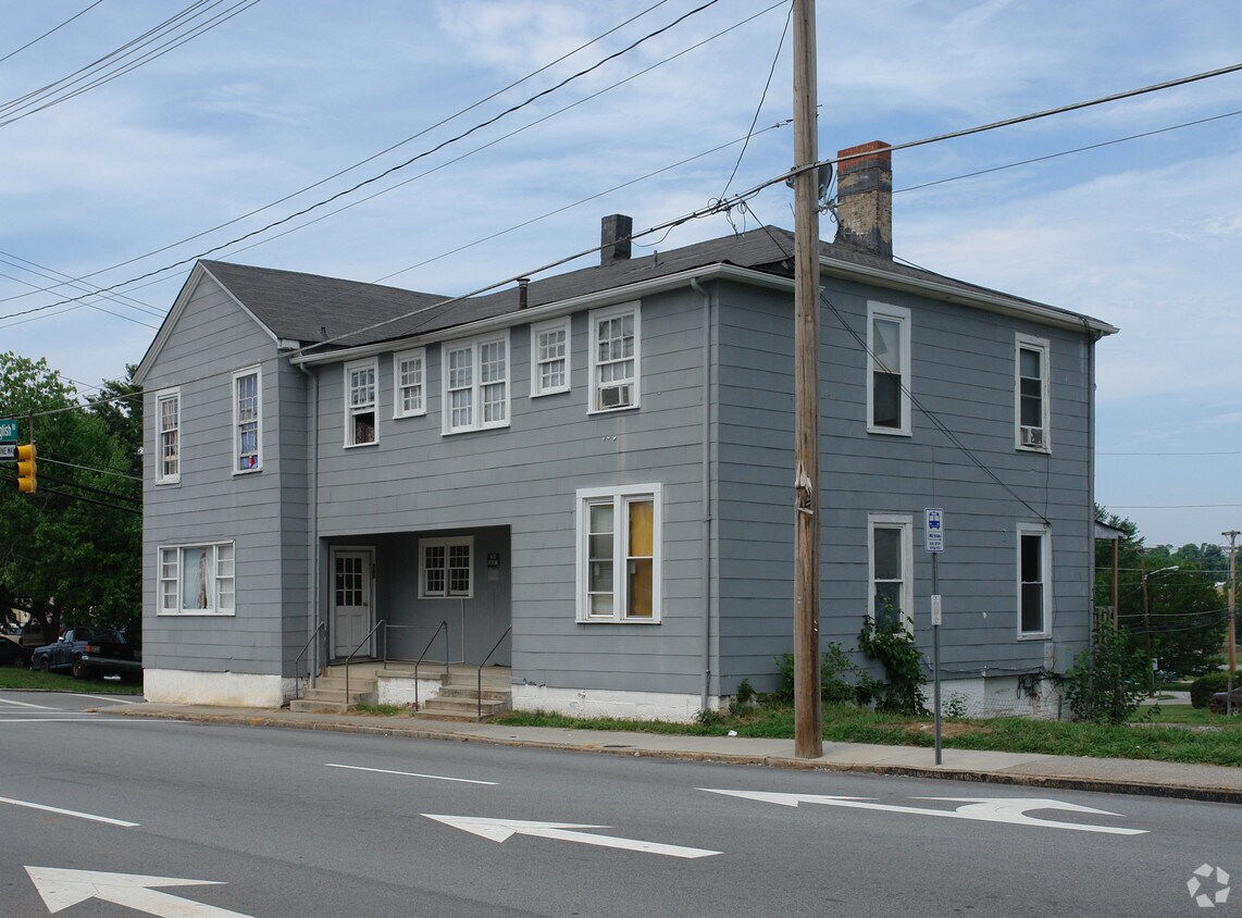 Building Photo - 742 W English Rd