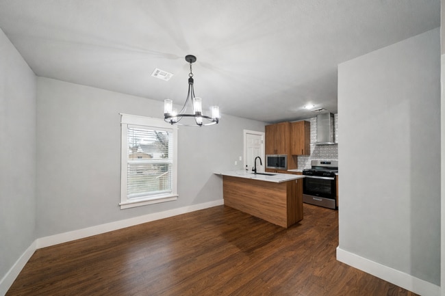 Building Photo - Stunning Top of the Line Remodel Walking Distance to Downtown!