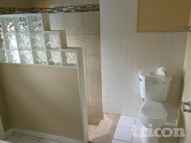 Foto del edificio - 2025 Helm Ln