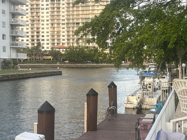 Foto del edificio - 3915 NE 168th St