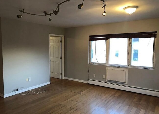 Building Photo - 1027 Halsey St