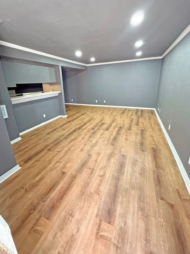 Building Photo - 2206 E 66th Pl