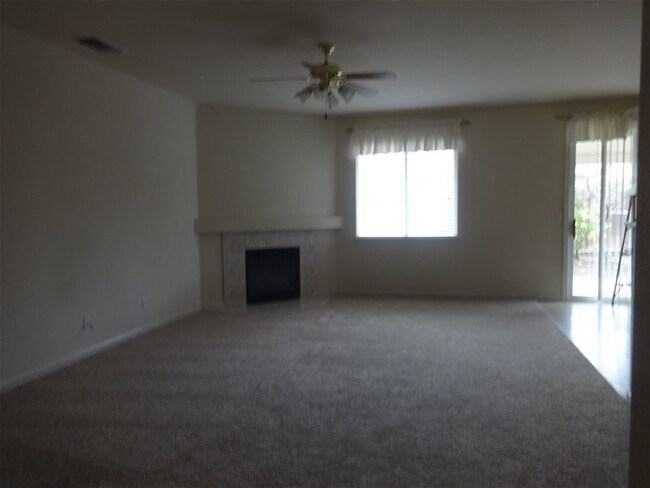 Building Photo - 819 Ross Dr