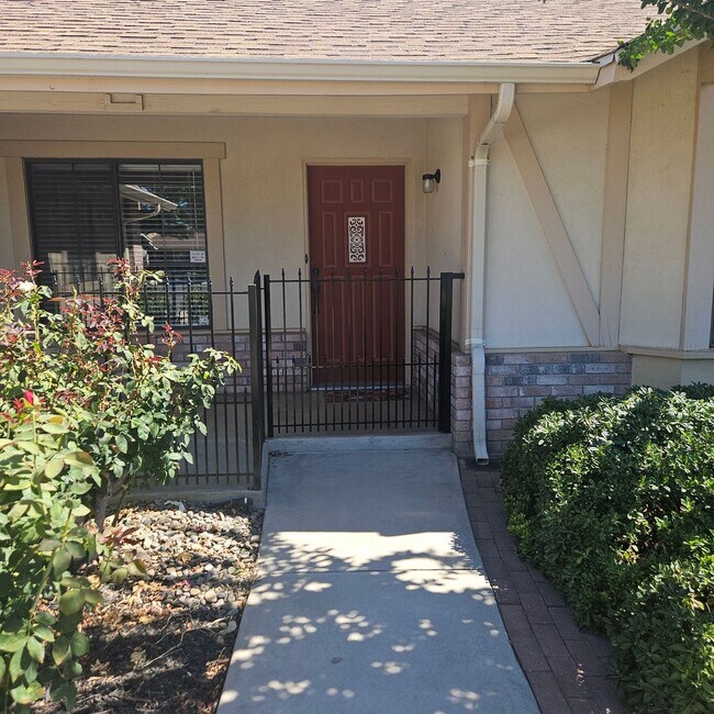 Building Photo - 3544 Traveler Ct