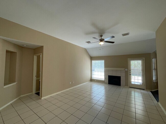 Building Photo - CHARMING  3 BEDROOM - CLOSE TO SCHOOLS AND...