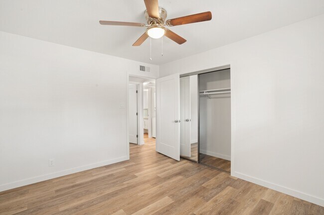 Building Photo - Beautiful 2 bedroom with private backyard
