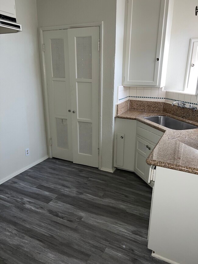 Kitchen - 1536 Meadowbrook Ave